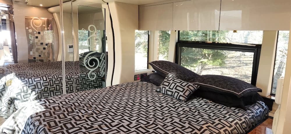 2001 Prevost Featherlite Vantare XLII Motorhome - Image 16