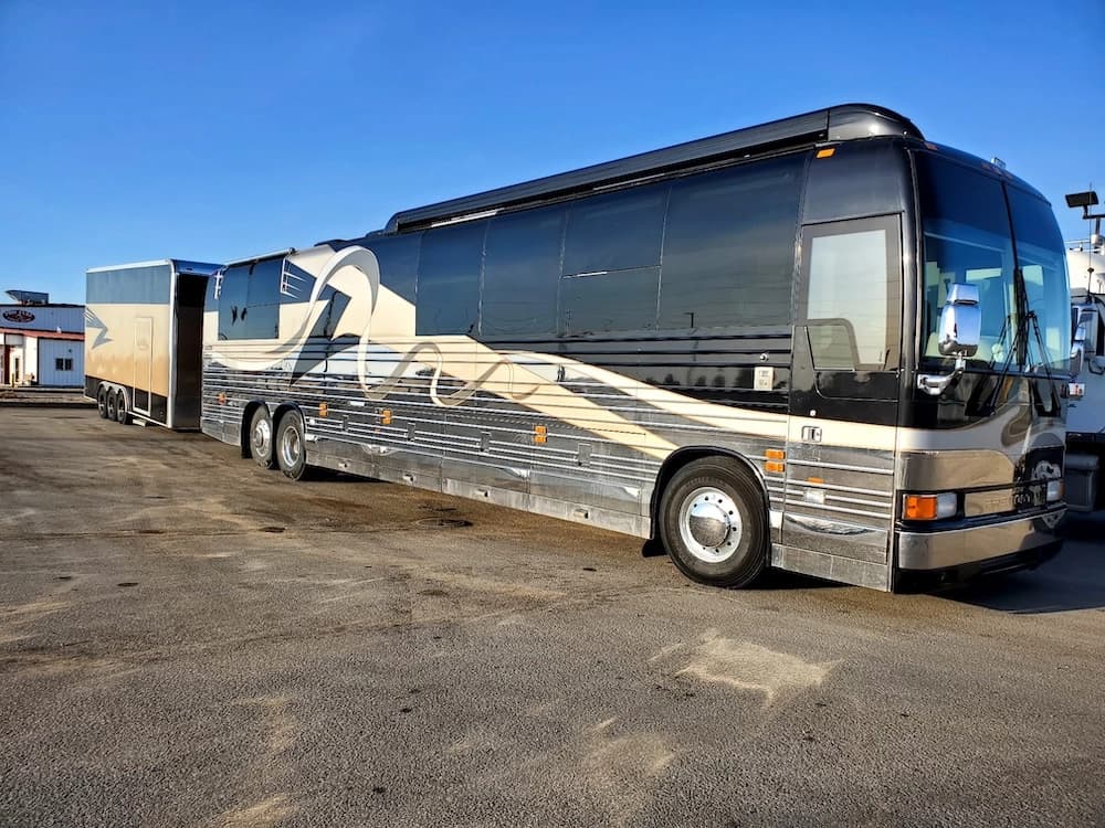 2001 Prevost Featherlite Vantare XLII Motorhome - Image 3