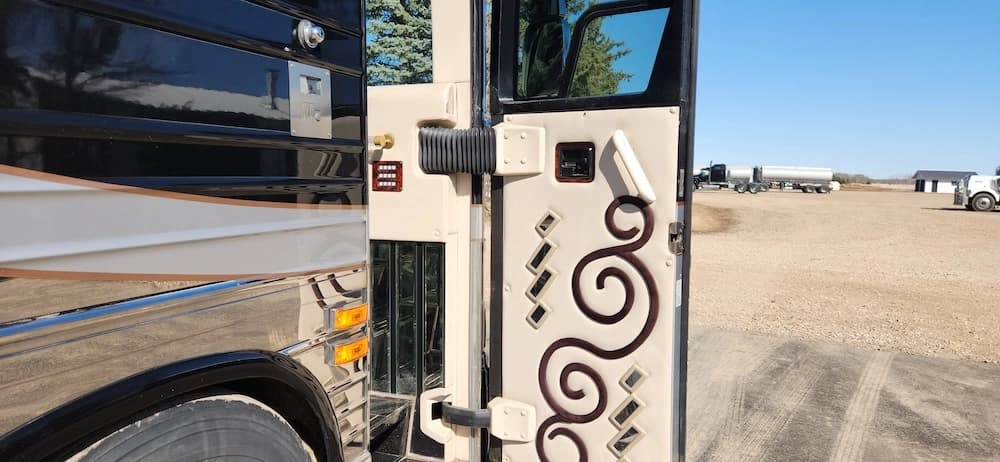 2001 Prevost Featherlite Vantare XLII Motorhome - Image 5