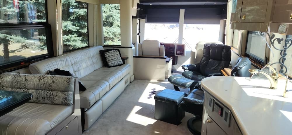 2001 Prevost Featherlite Vantare XLII Motorhome - Image 7