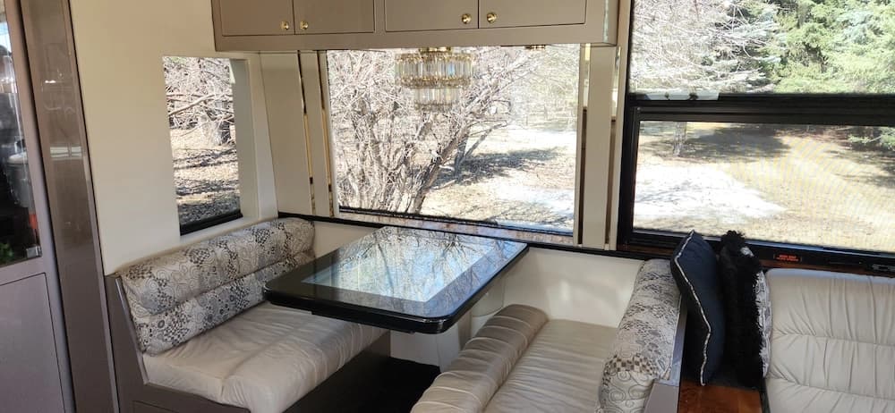 2001 Prevost Featherlite Vantare XLII Motorhome - Image 8