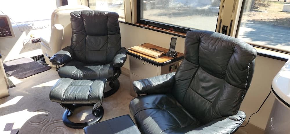 2001 Prevost Featherlite Vantare XLII Motorhome - Image 10