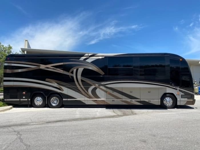2012 Prevost Featherlite H3-45 Motorhome - Image 2