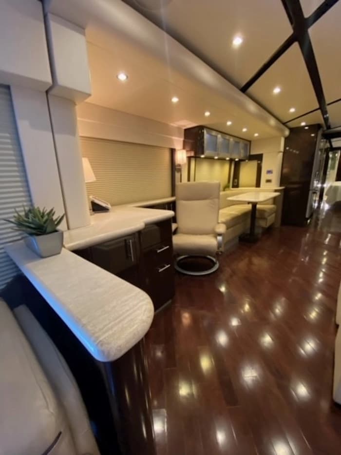 2012 Prevost Featherlite H3-45 Motorhome - Image 11