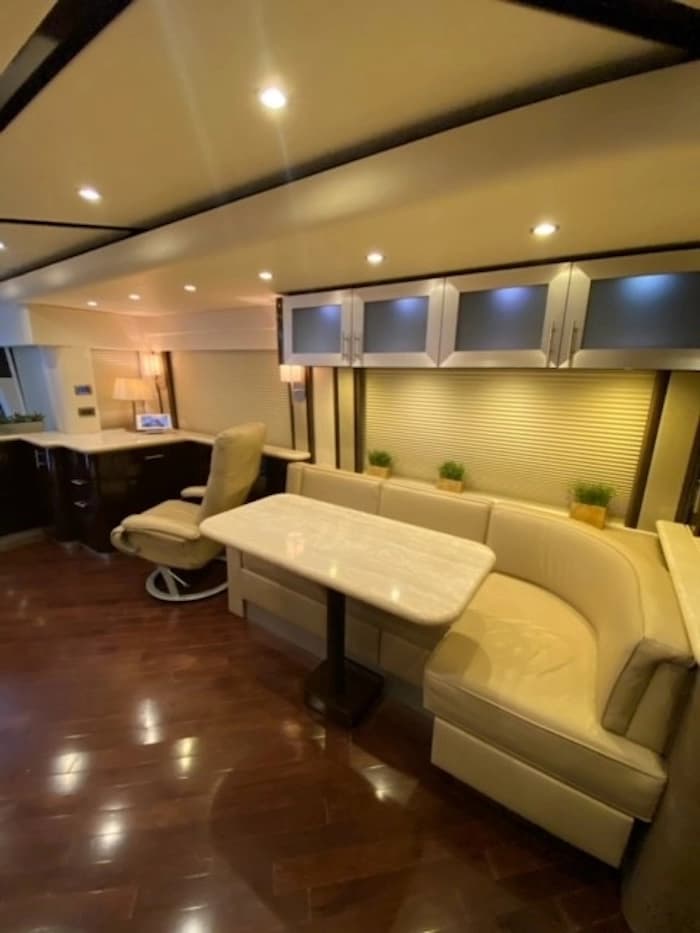 2012 Prevost Featherlite H3-45 Motorhome - Image 18