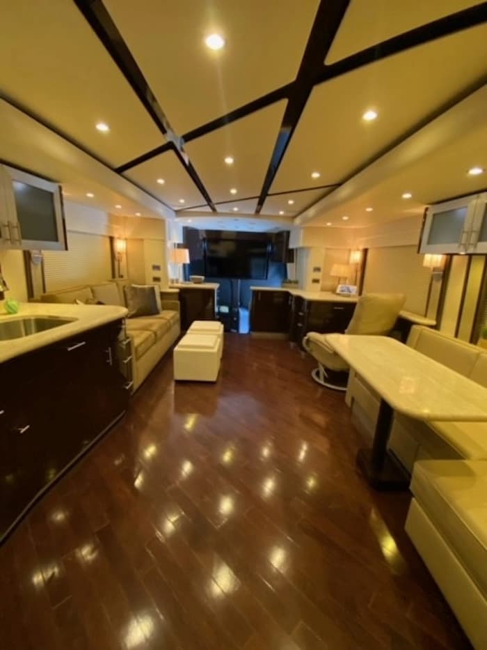 2012 Prevost Featherlite H3-45 Motorhome - Image 19