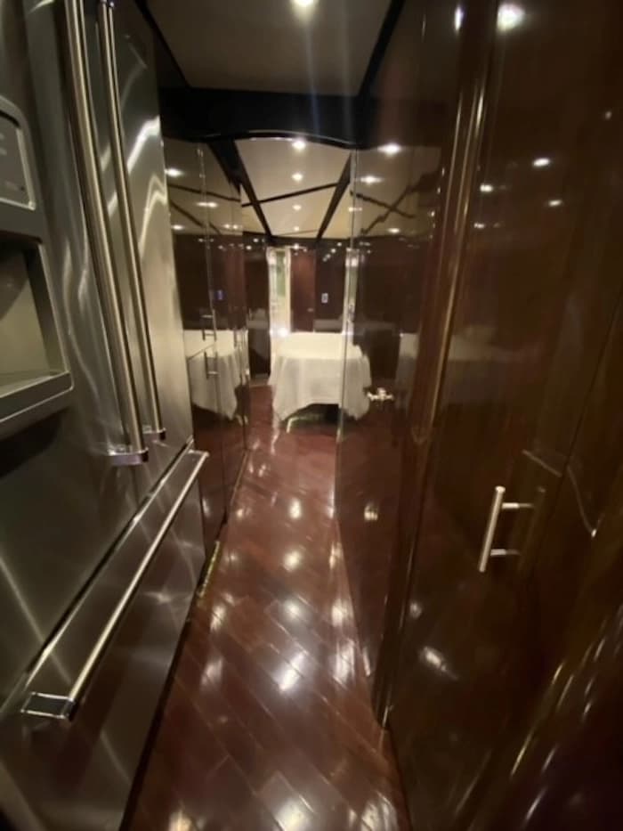 2012 Prevost Featherlite H3-45 Motorhome - Image 20