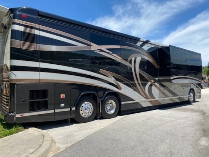 2012 Prevost Featherlite H3-45 Motorhome - Image 3
