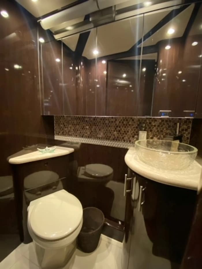 2012 Prevost Featherlite H3-45 Motorhome - Image 21