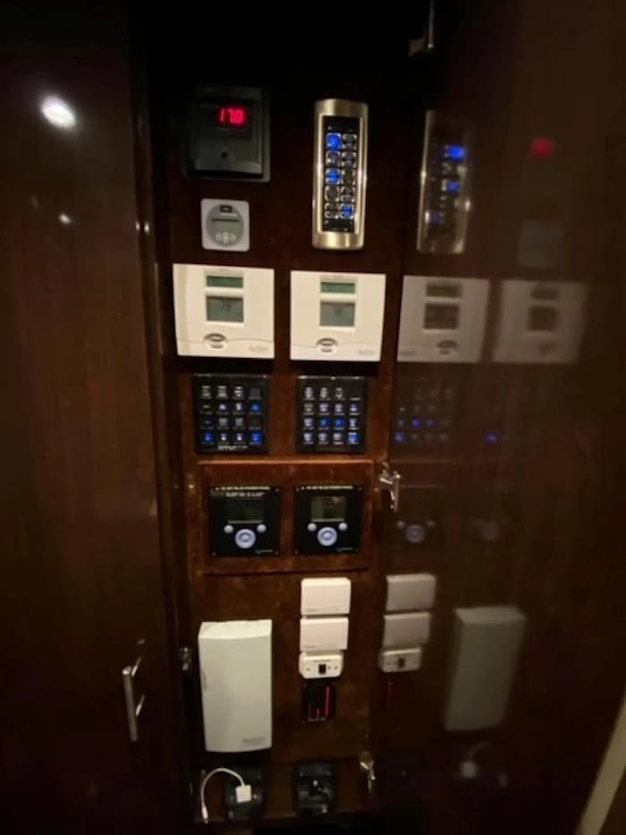 2012 Prevost Featherlite H3-45 Motorhome - Image 22