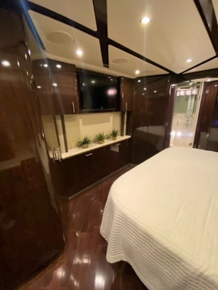 2012 Prevost Featherlite H3-45 Motorhome - Image 25