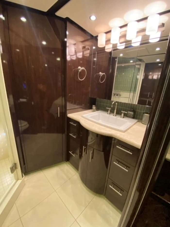2012 Prevost Featherlite H3-45 Motorhome - Image 26