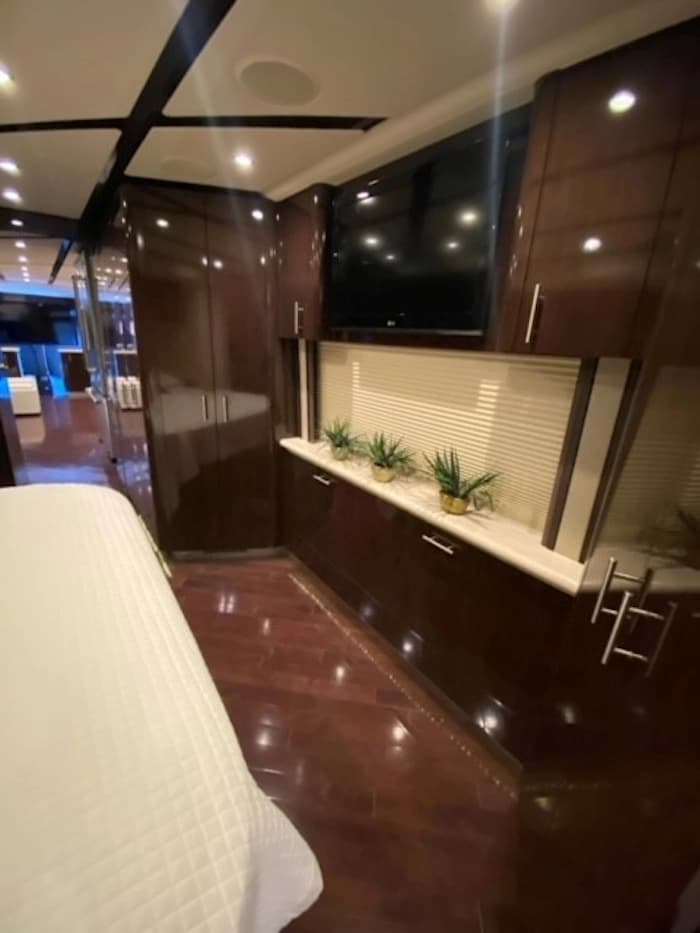 2012 Prevost Featherlite H3-45 Motorhome - Image 28