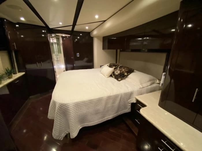 2012 Prevost Featherlite H3-45 Motorhome - Image 30