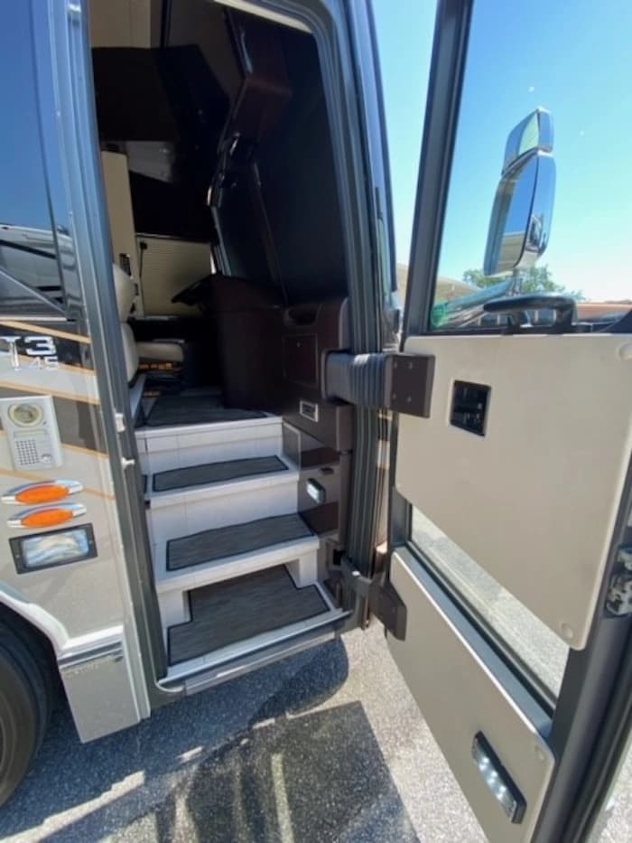2012 Prevost Featherlite H3-45 Motorhome - Image 4
