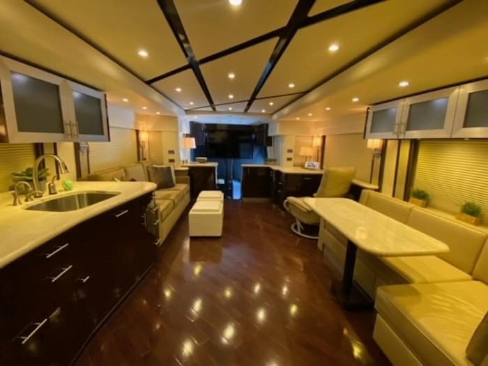 2012 Prevost Featherlite H3-45 Motorhome - Image 31