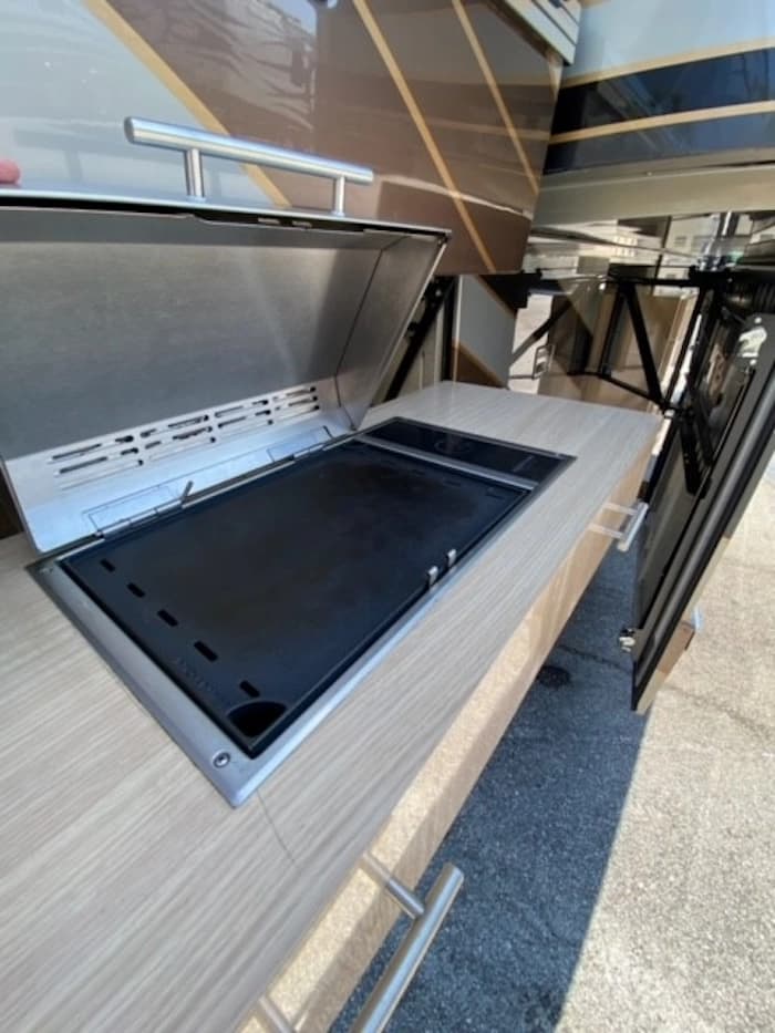 2012 Prevost Featherlite H3-45 Motorhome - Image 37
