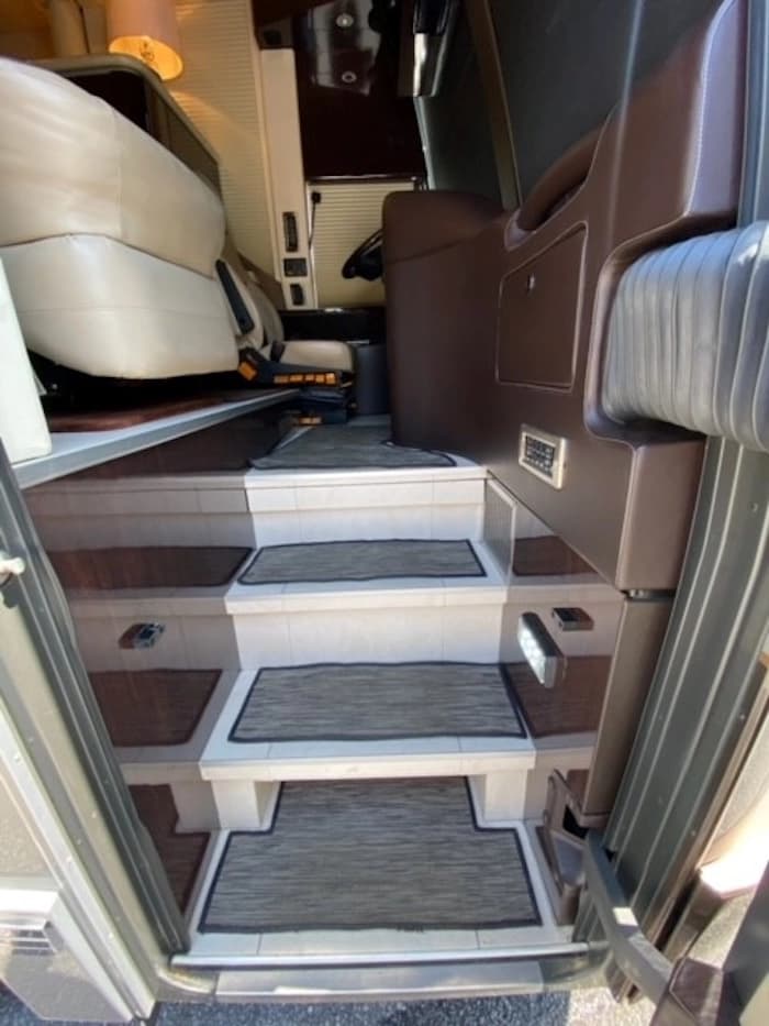 2012 Prevost Featherlite H3-45 Motorhome - Image 5