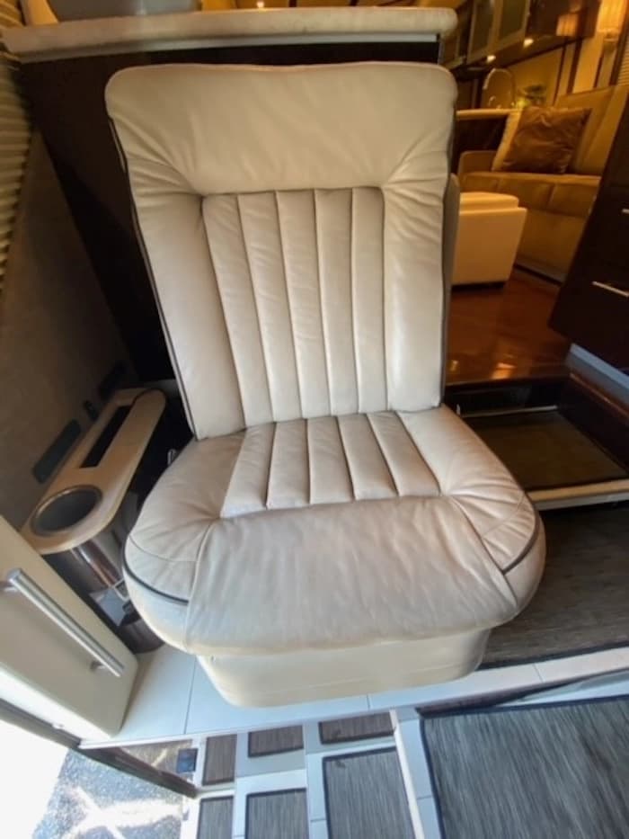 2012 Prevost Featherlite H3-45 Motorhome - Image 6
