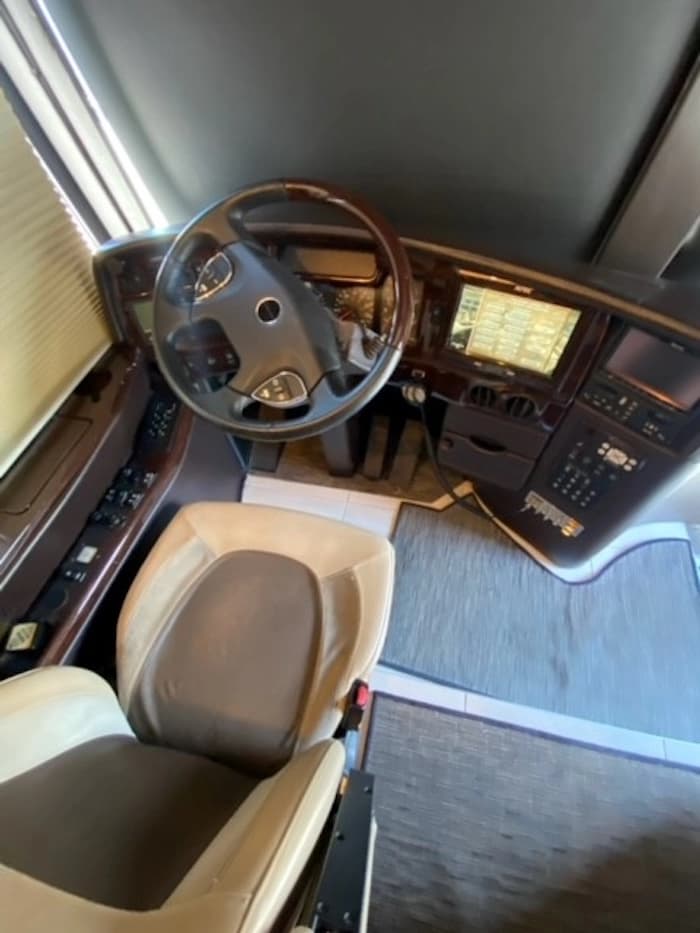 2012 Prevost Featherlite H3-45 Motorhome - Image 8