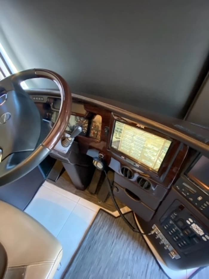 2012 Prevost Featherlite H3-45 Motorhome - Image 9
