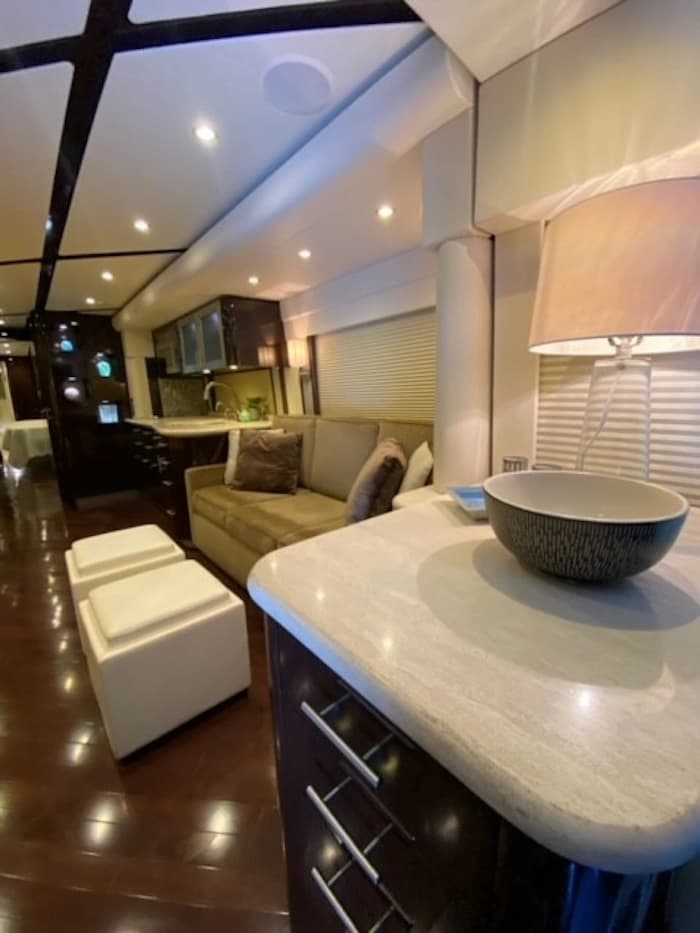 2012 Prevost Featherlite H3-45 Motorhome - Image 10