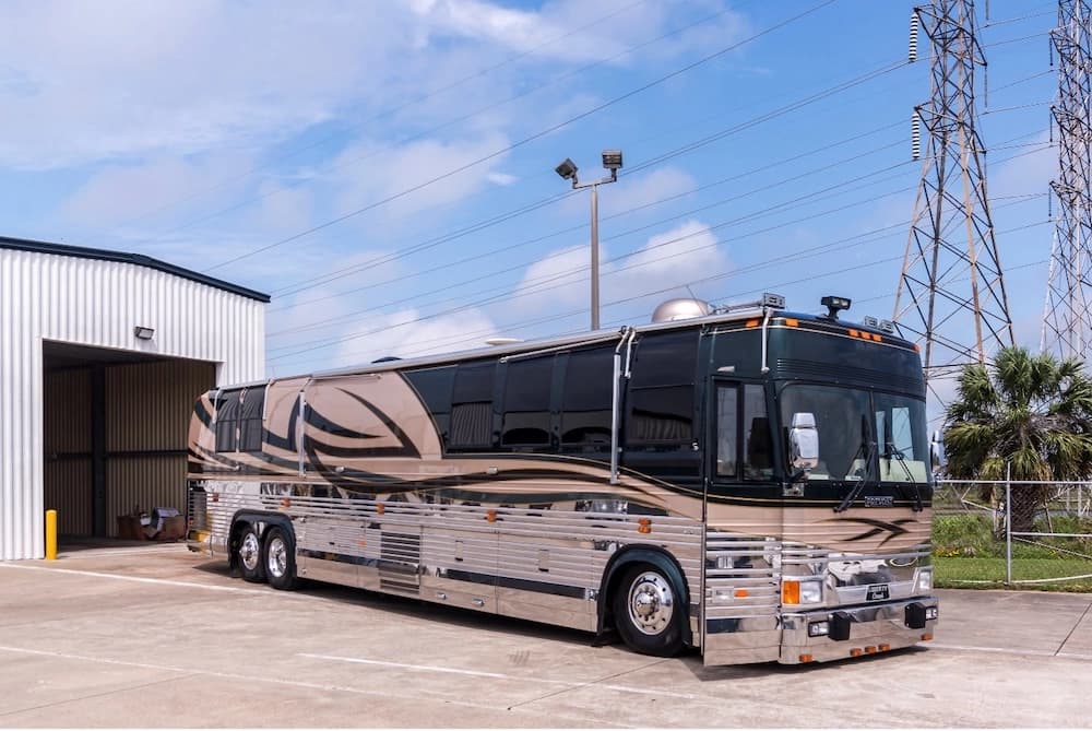 1999 Prevost Liberty XL Motorhome - Image 2