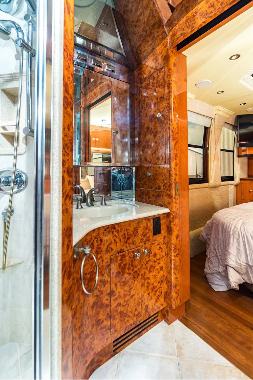 1999 Prevost Liberty XL Motorhome - Image 14