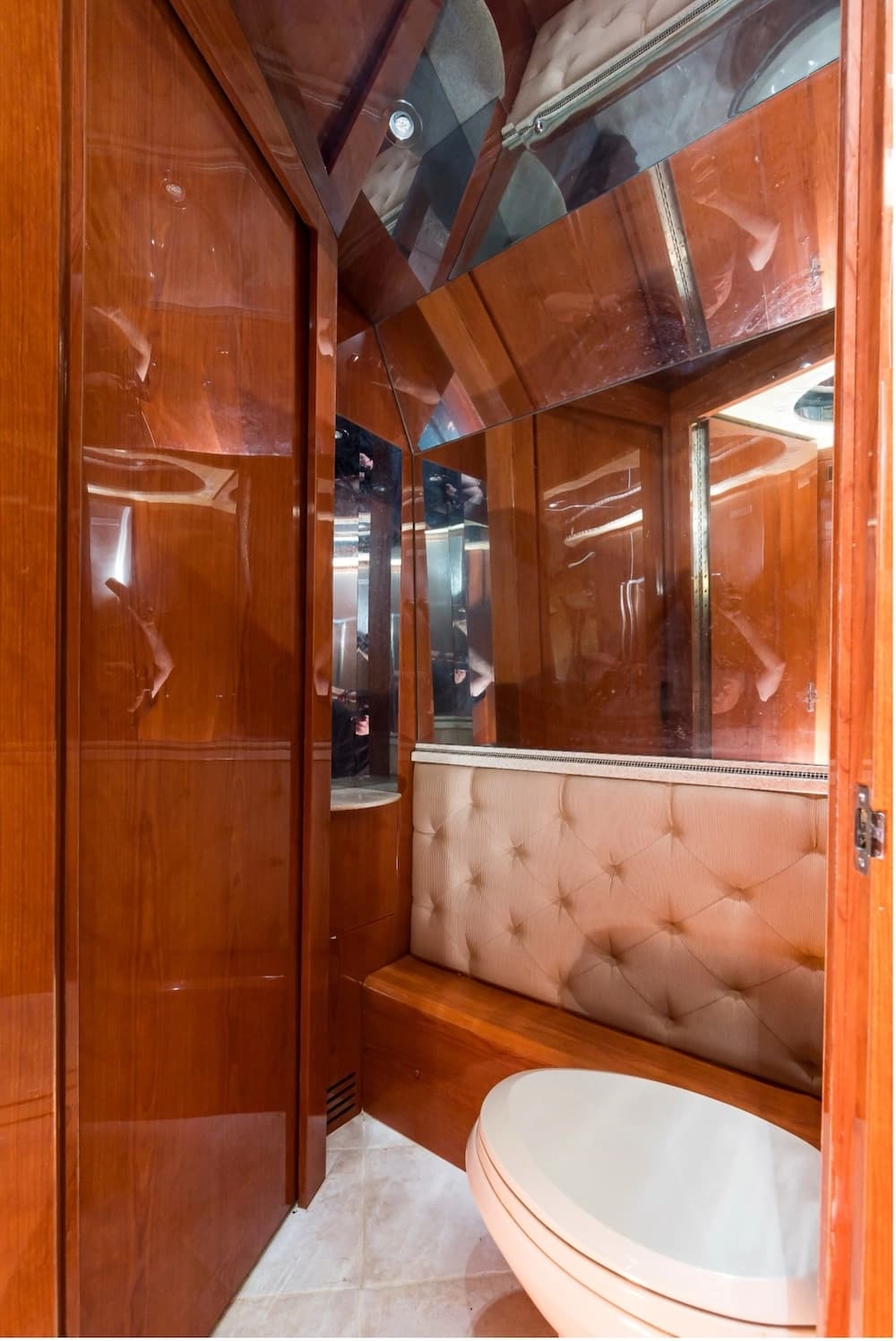 1999 Prevost Liberty XL Motorhome - Image 15