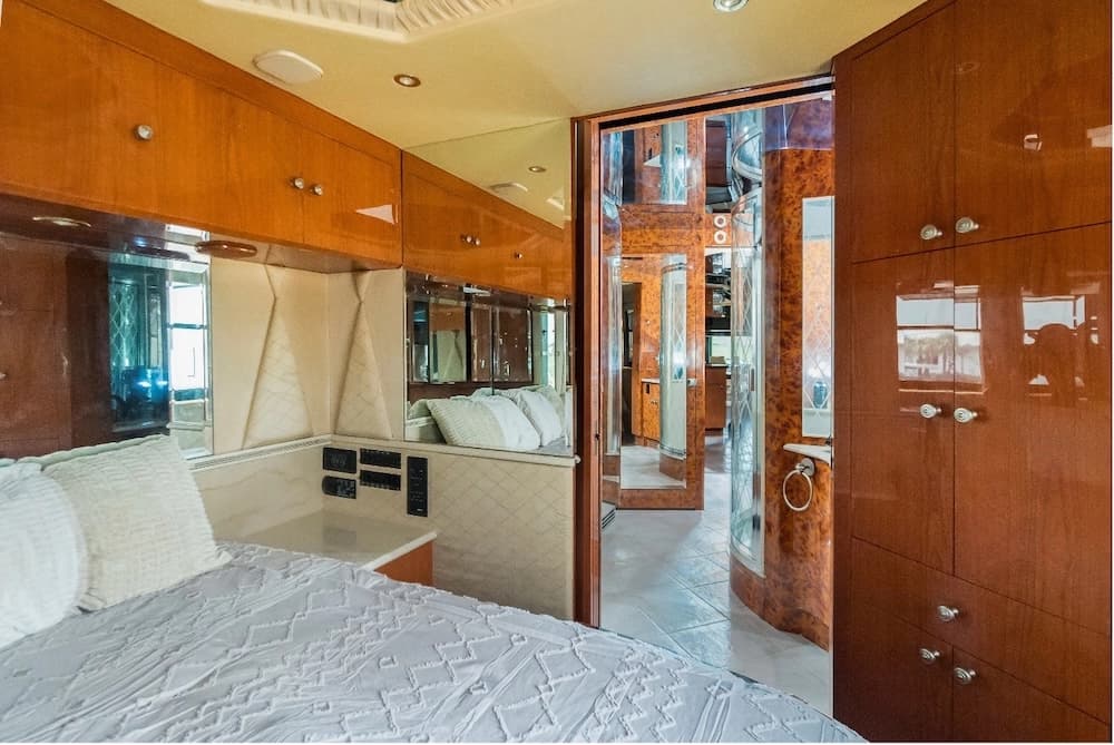 1999 Prevost Liberty XL Motorhome - Image 18