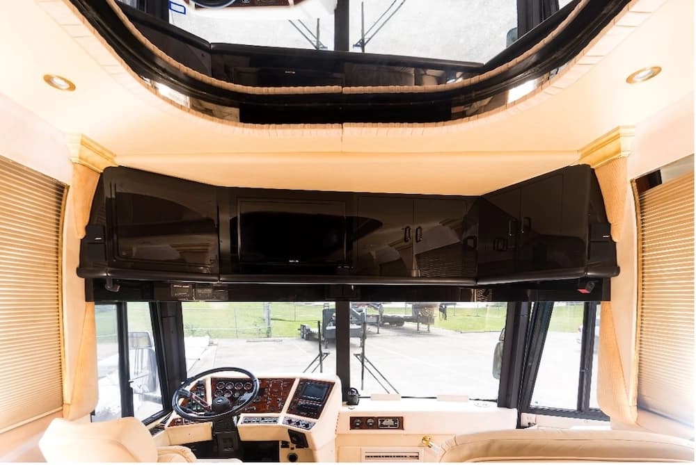 1999 Prevost Liberty XL Motorhome - Image 3