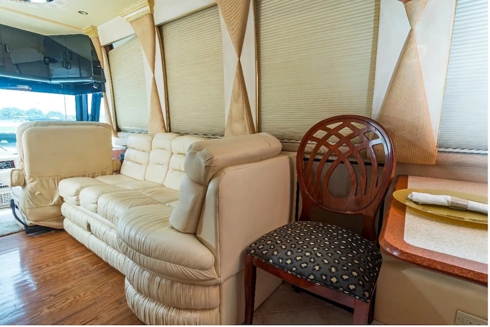1999 Prevost Liberty XL Motorhome - Image 4