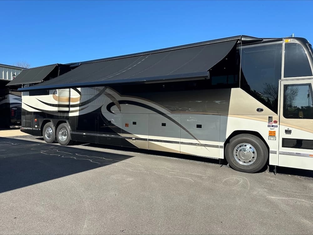 2007 Prevost Featherlite H3-45 Motorhome - Image 2
