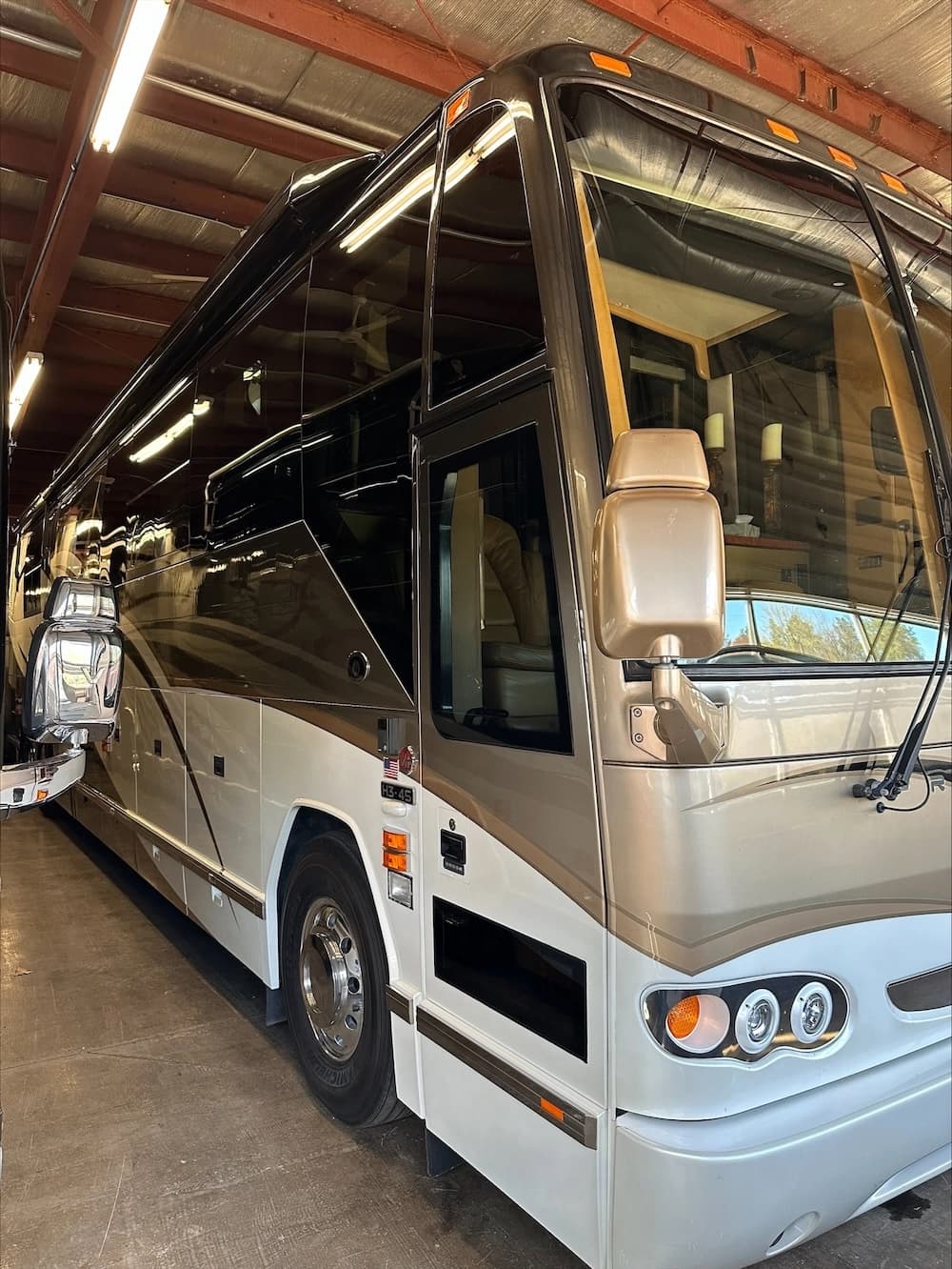 2007 Prevost Featherlite H3-45 Motorhome - Image 11