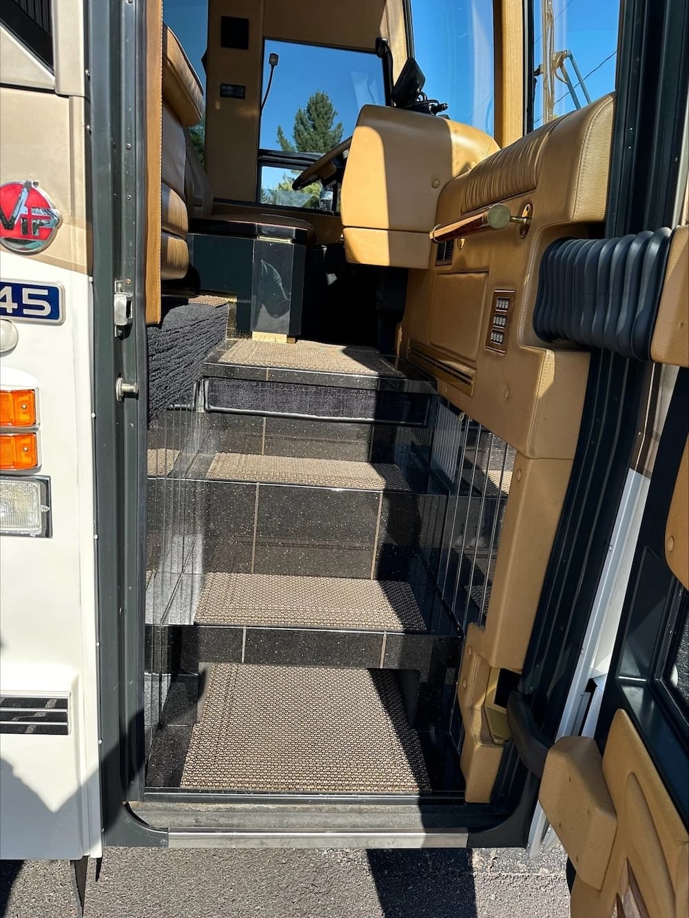 2007 Prevost Featherlite H3-45 Motorhome - Image 12