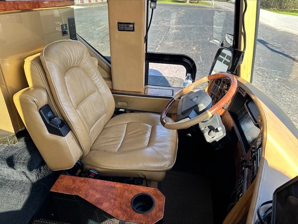 2007 Prevost Featherlite H3-45 Motorhome - Image 14