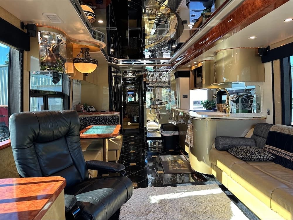 2007 Prevost Featherlite H3-45 Motorhome - Image 16