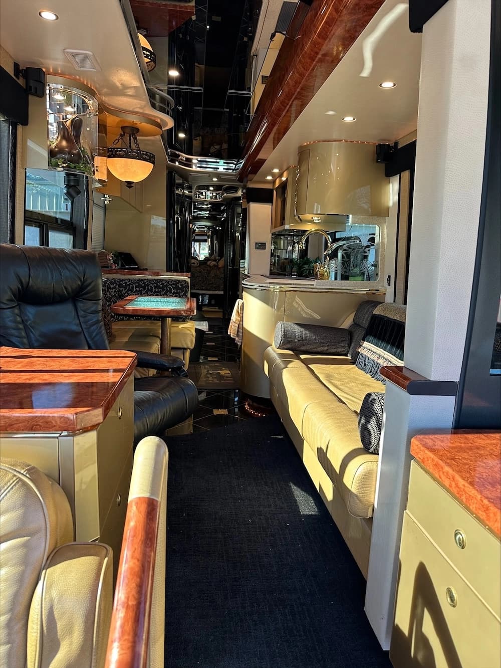 2007 Prevost Featherlite H3-45 Motorhome - Image 17