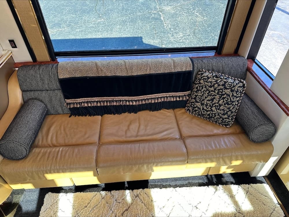 2007 Prevost Featherlite H3-45 Motorhome - Image 19