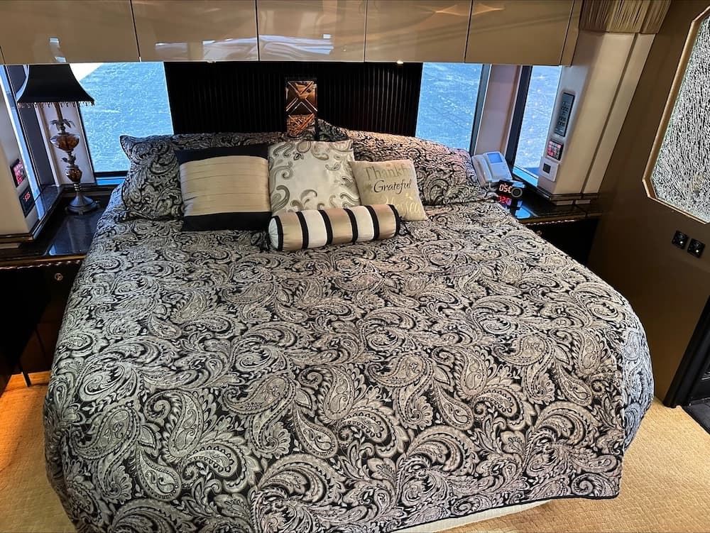 2007 Prevost Featherlite H3-45 Motorhome - Image 23