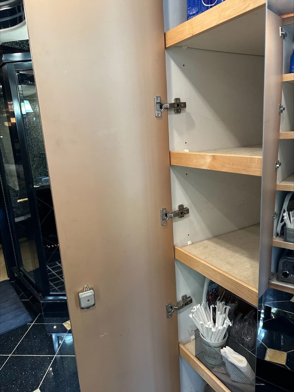 2007 Prevost Featherlite H3-45 Motorhome - Image 25