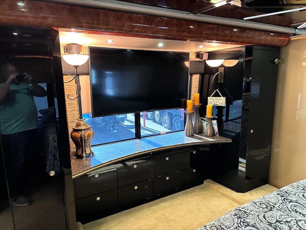 2007 Prevost Featherlite H3-45 Motorhome - Image 27