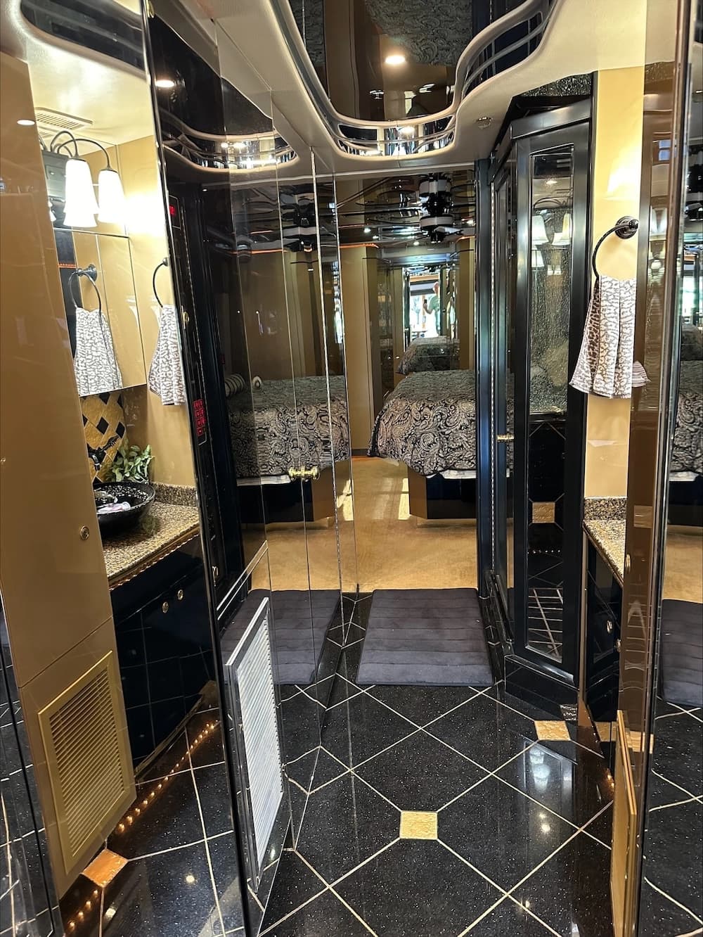 2007 Prevost Featherlite H3-45 Motorhome - Image 34
