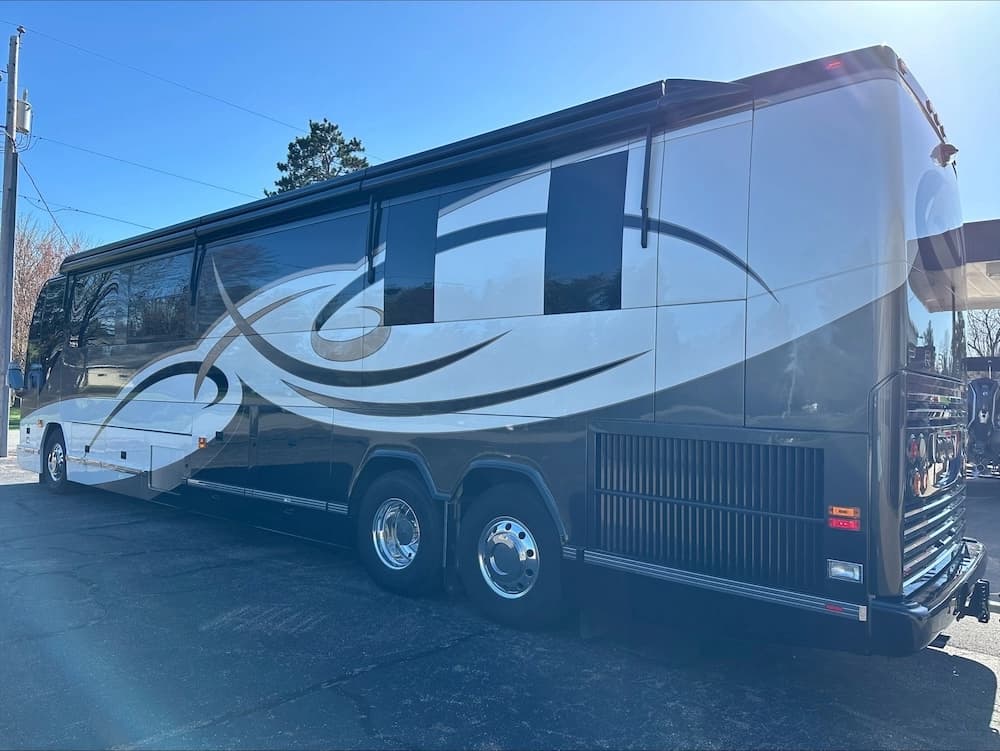 2007 Prevost Featherlite H3-45 Motorhome - Image 5