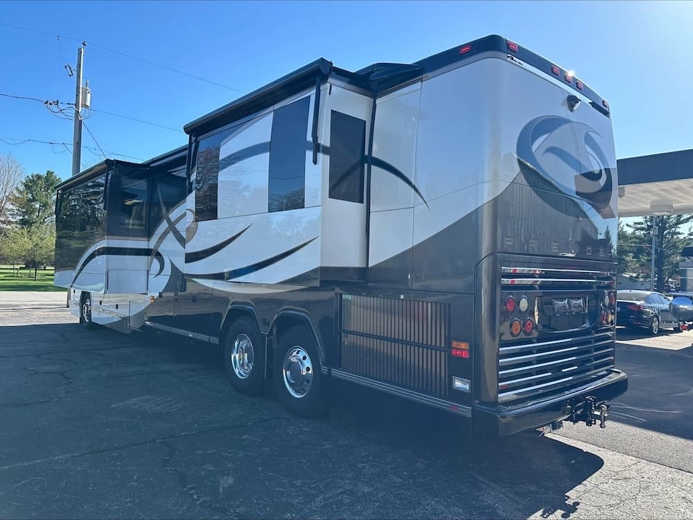 2007 Prevost Featherlite H3-45 Motorhome - Image 7