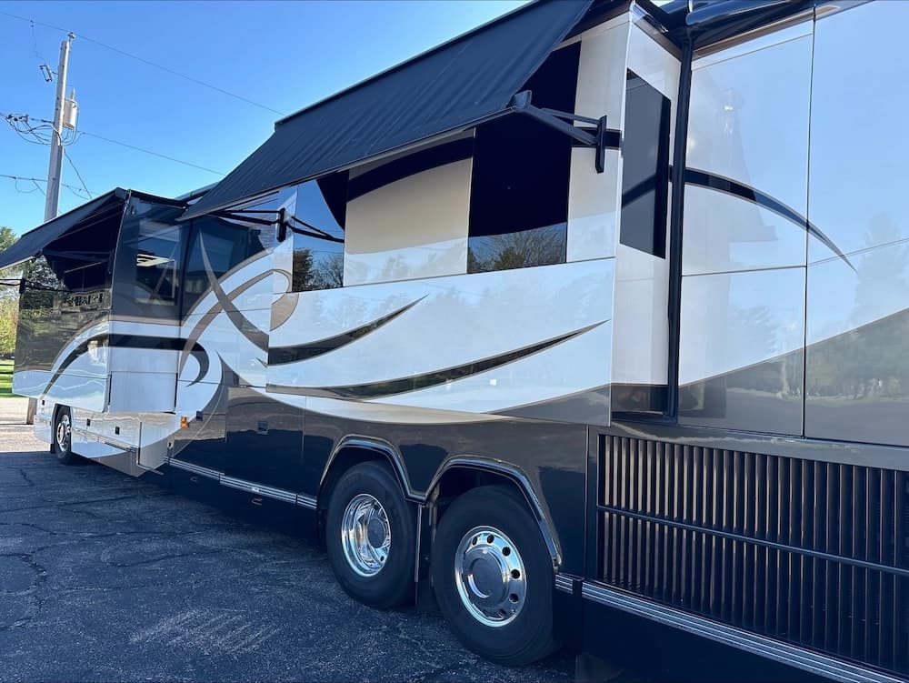 2007 Prevost Featherlite H3-45 Motorhome - Image 8