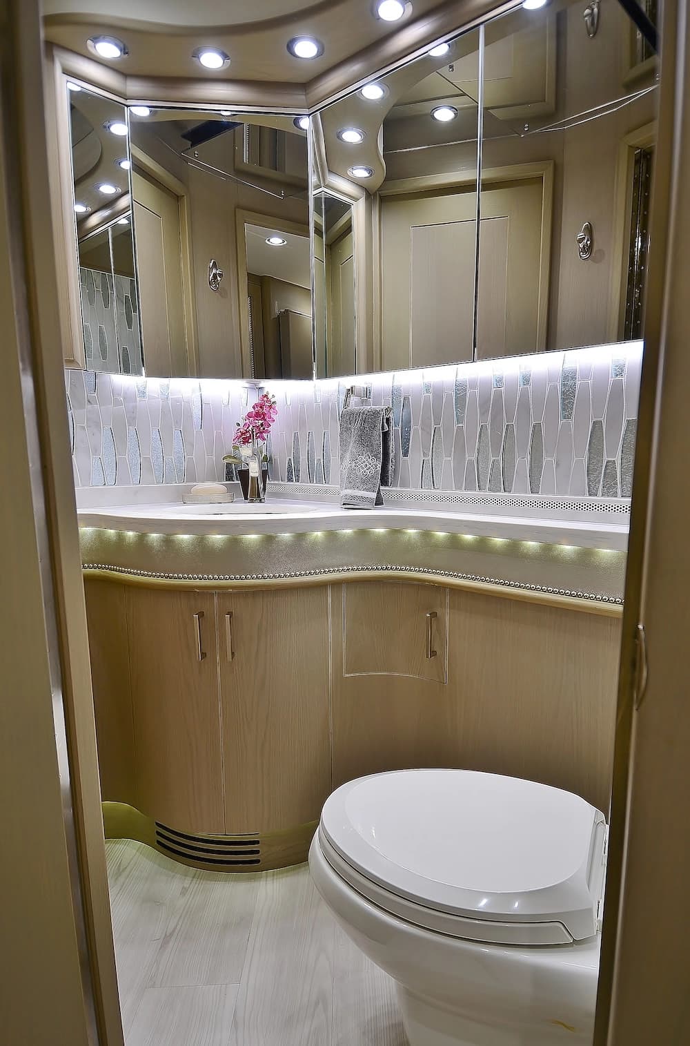 2017 Prevost Liberty Elegant Lady H3-45 Motorhome - Image 17
