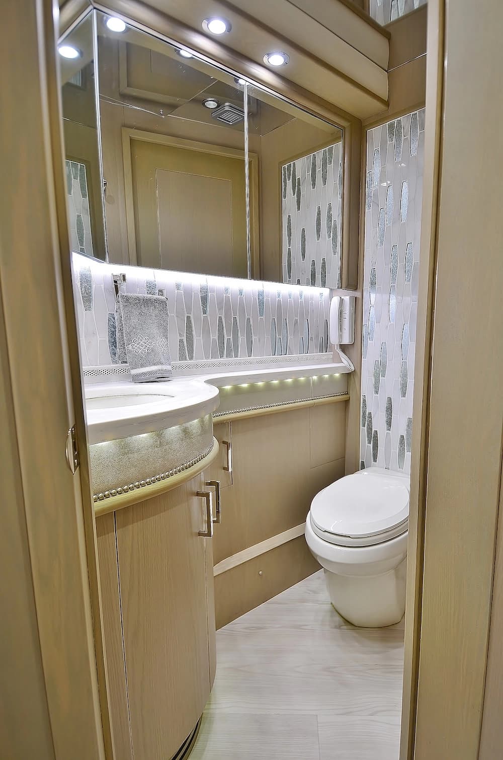2017 Prevost Liberty Elegant Lady H3-45 Motorhome - Image 18