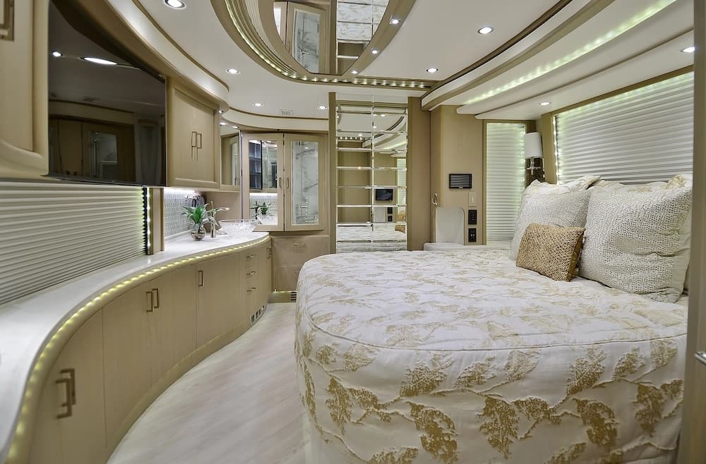 2017 Prevost Liberty Elegant Lady H3-45 Motorhome - Image 19