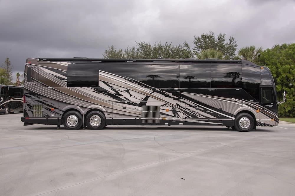 2017 Prevost Liberty Elegant Lady H3-45 Motorhome - Image 3